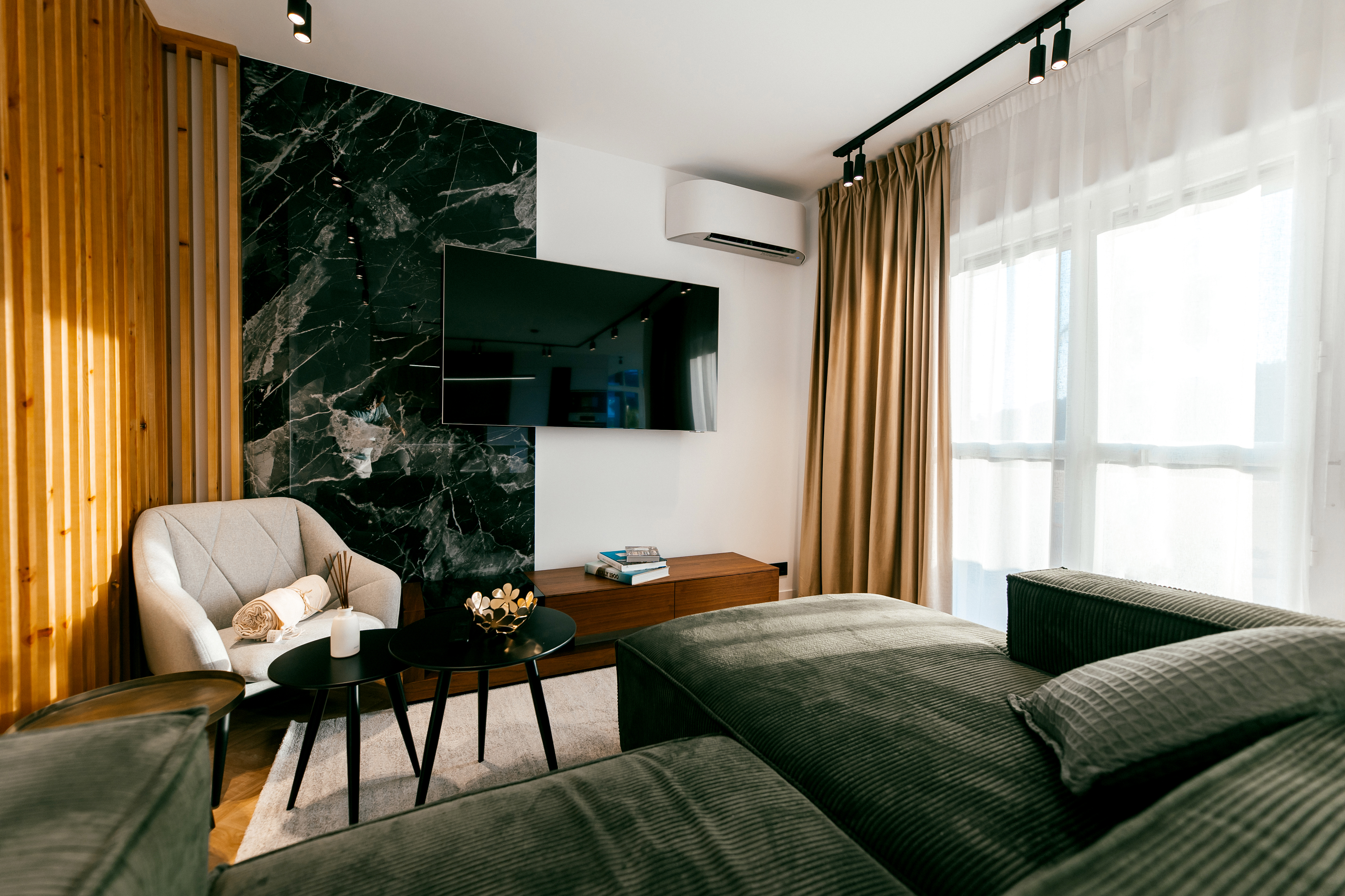 Modern 3-Bedroom Apartment with Rooftop and Sea Views