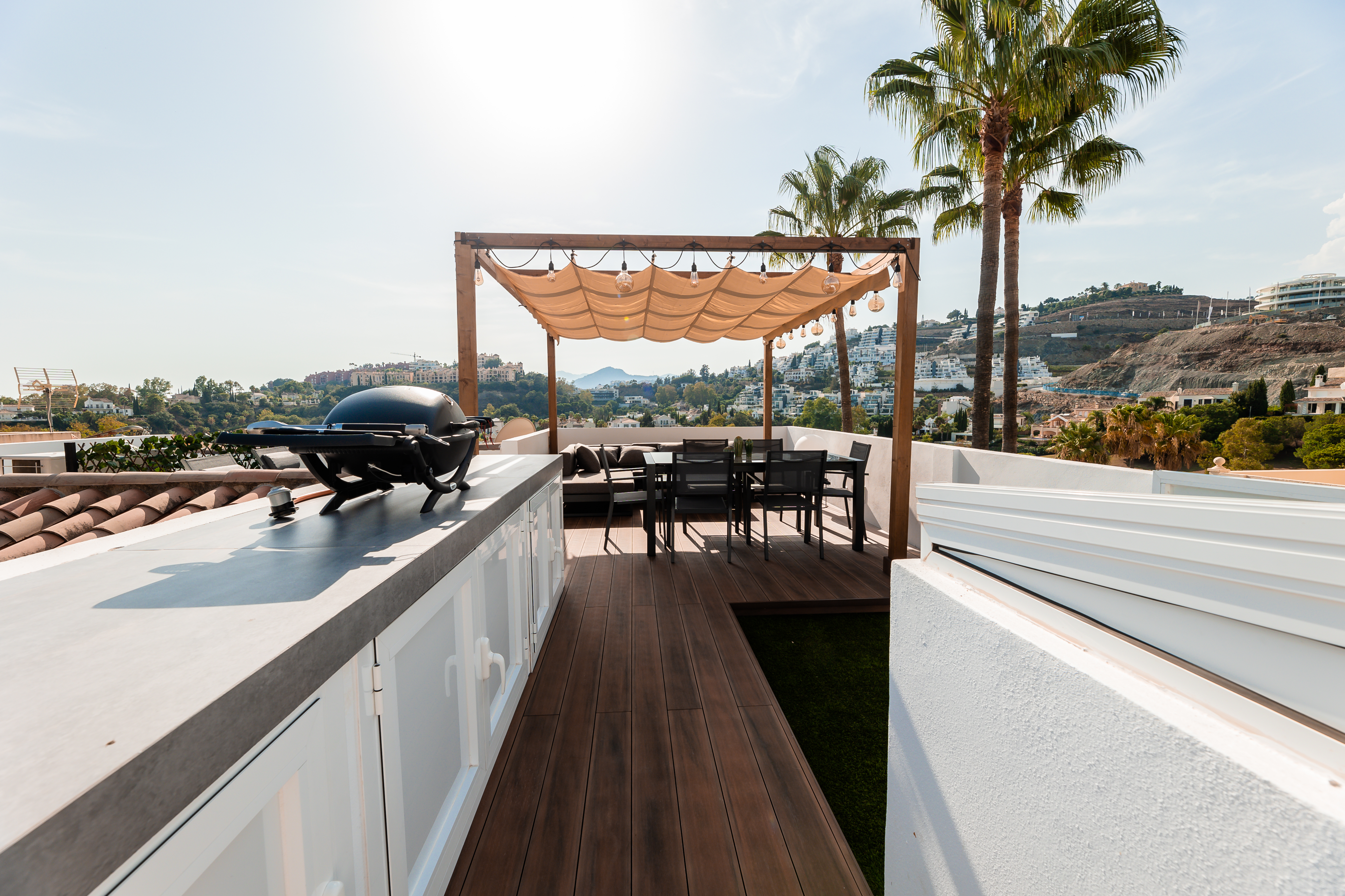Modern 3-Bedroom Apartment with Rooftop and Sea Views