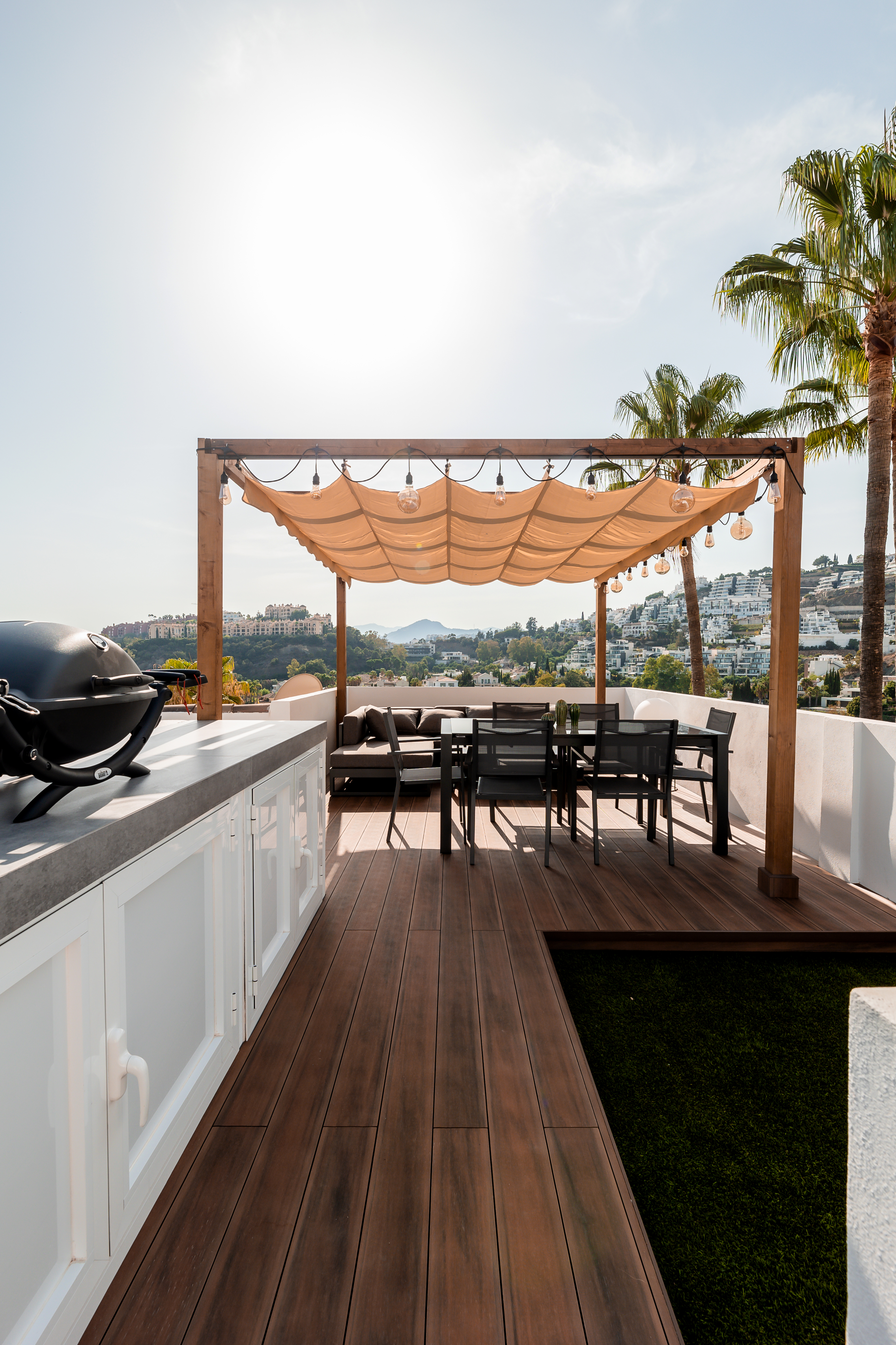 Modern 3-Bedroom Apartment with Rooftop and Sea Views