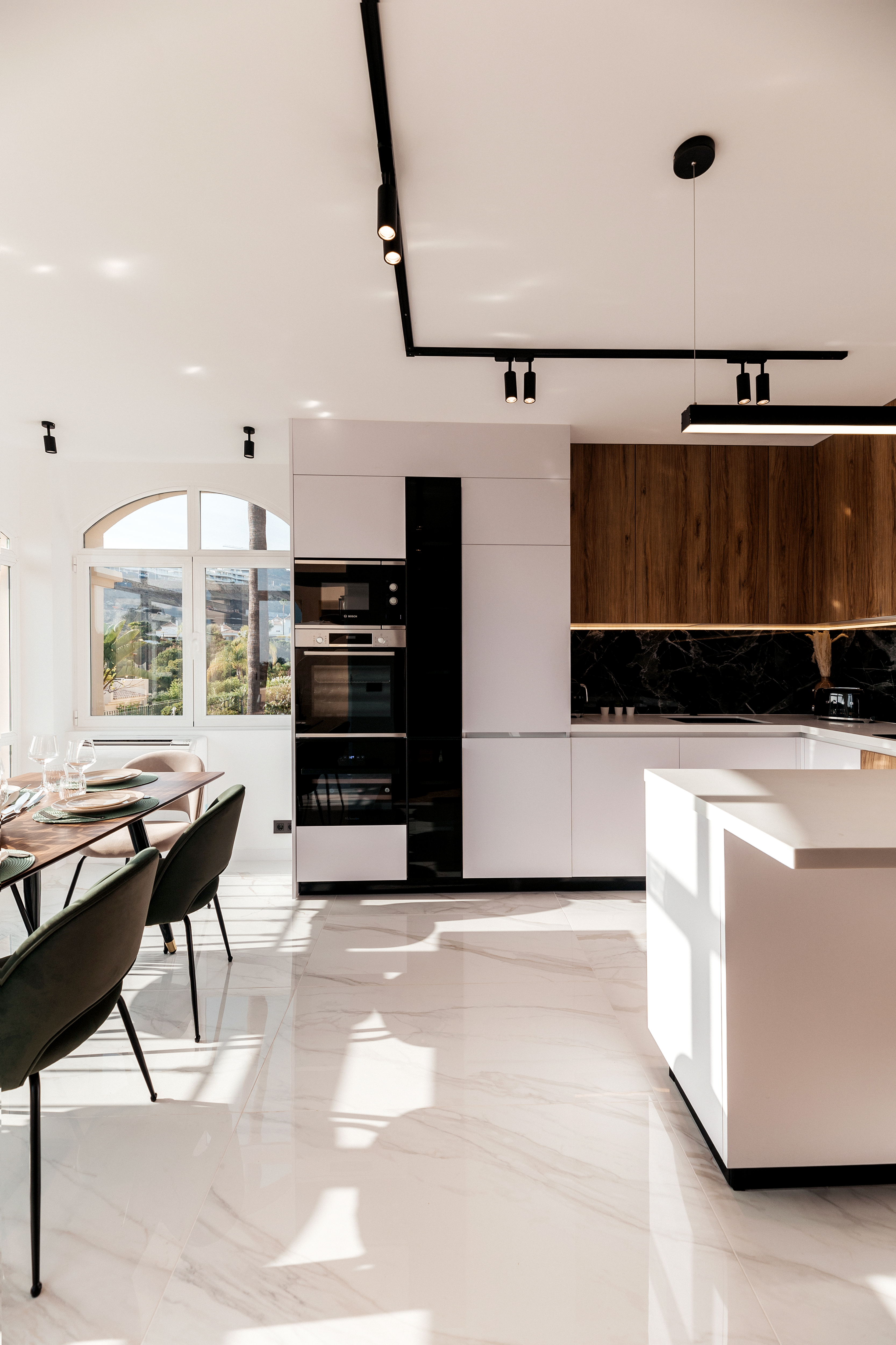 Modern 3-Bedroom Apartment with Rooftop and Sea Views
