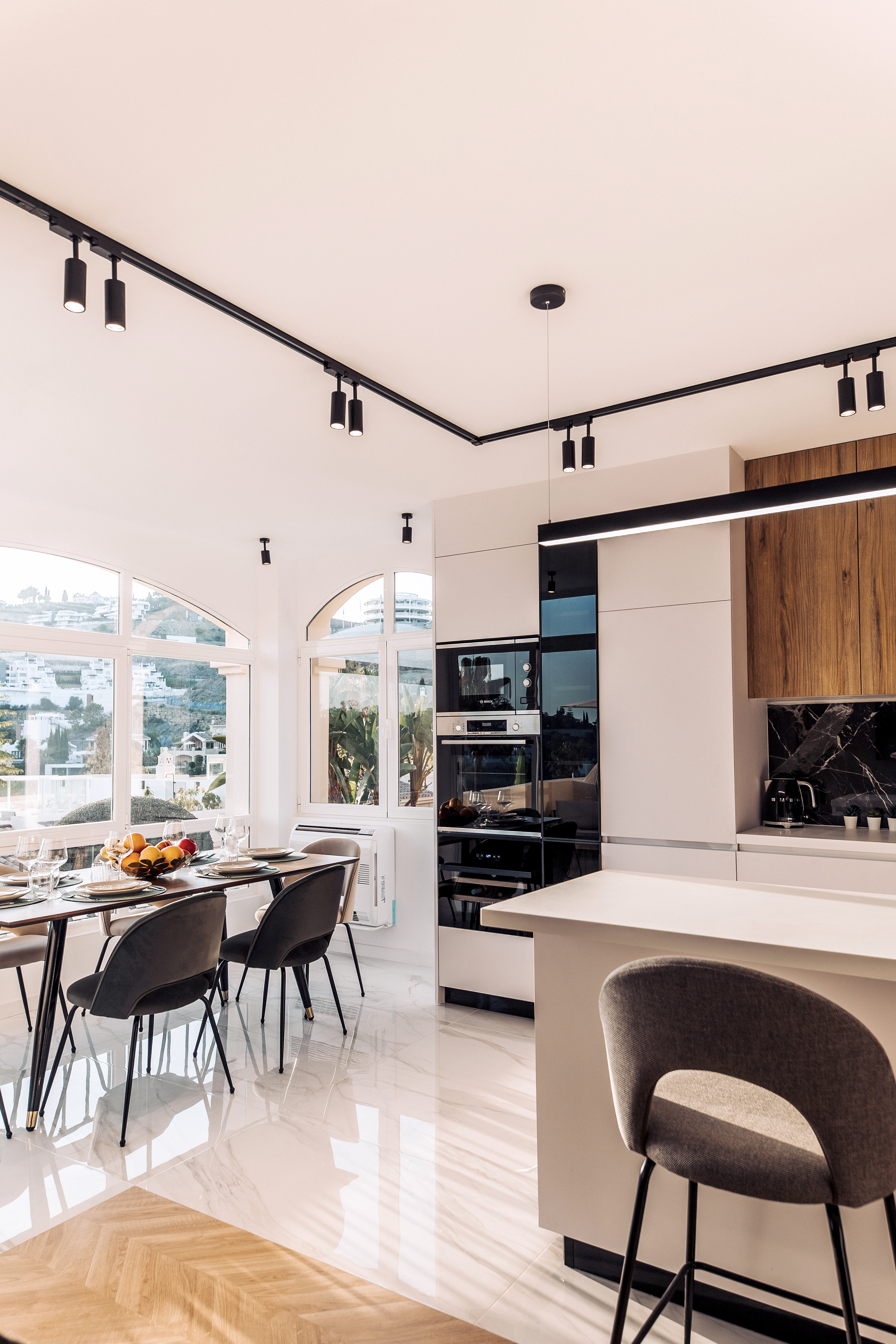 Modern 3-Bedroom Apartment with Rooftop and Sea Views