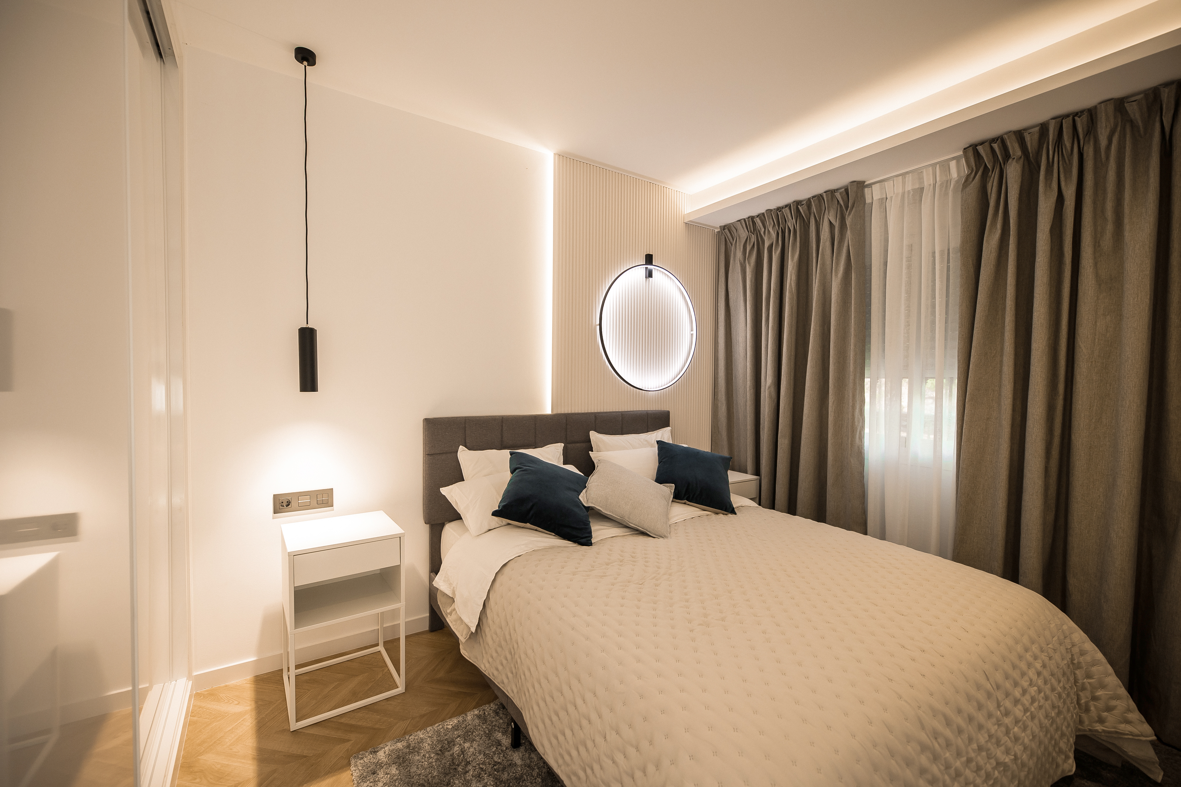 Modern 3-Bedroom Apartment with Rooftop and Sea Views