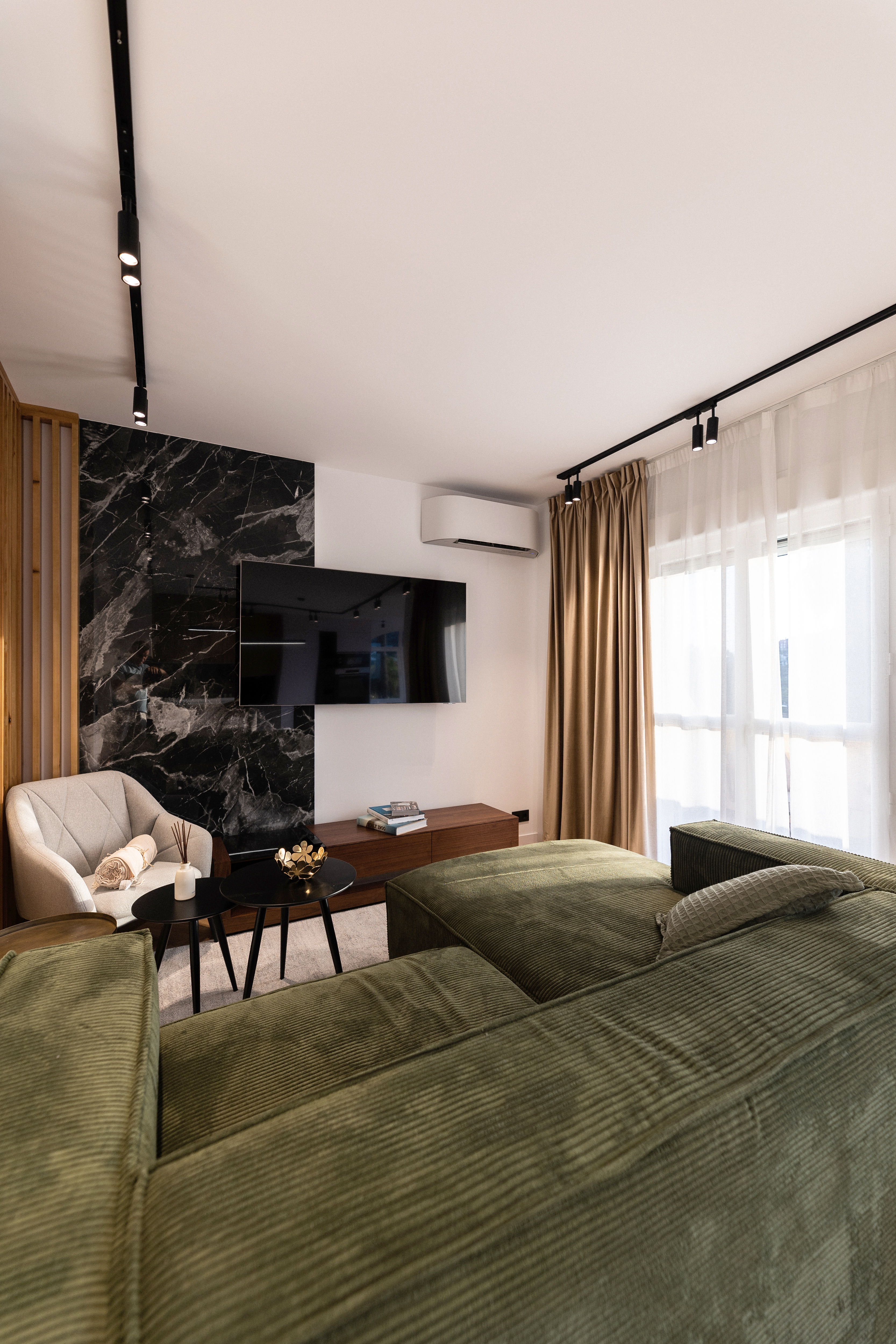 Modern 3-Bedroom Apartment with Rooftop and Sea Views