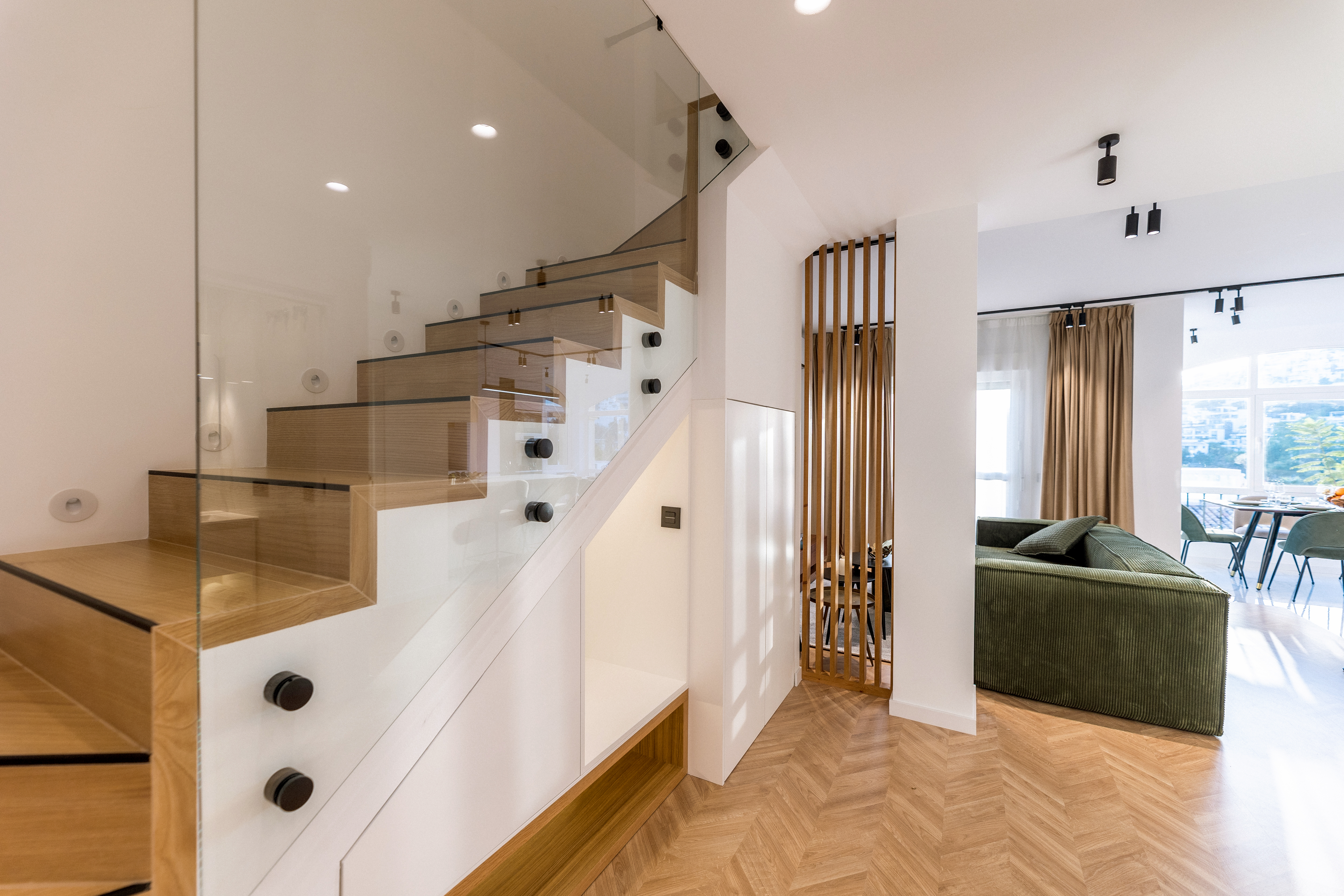 Modern 3-Bedroom Apartment with Rooftop and Sea Views