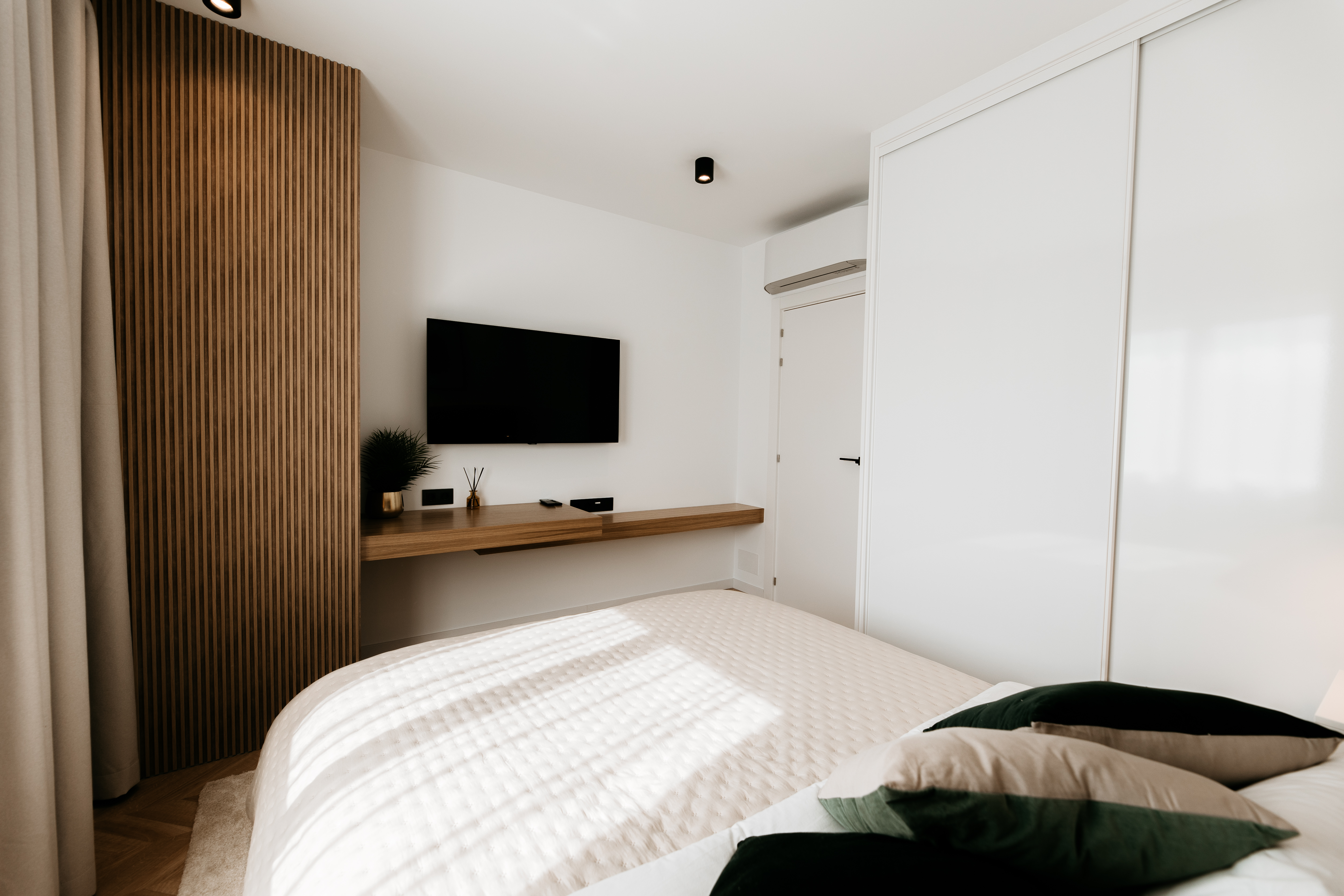 Modern 3-Bedroom Apartment with Rooftop and Sea Views