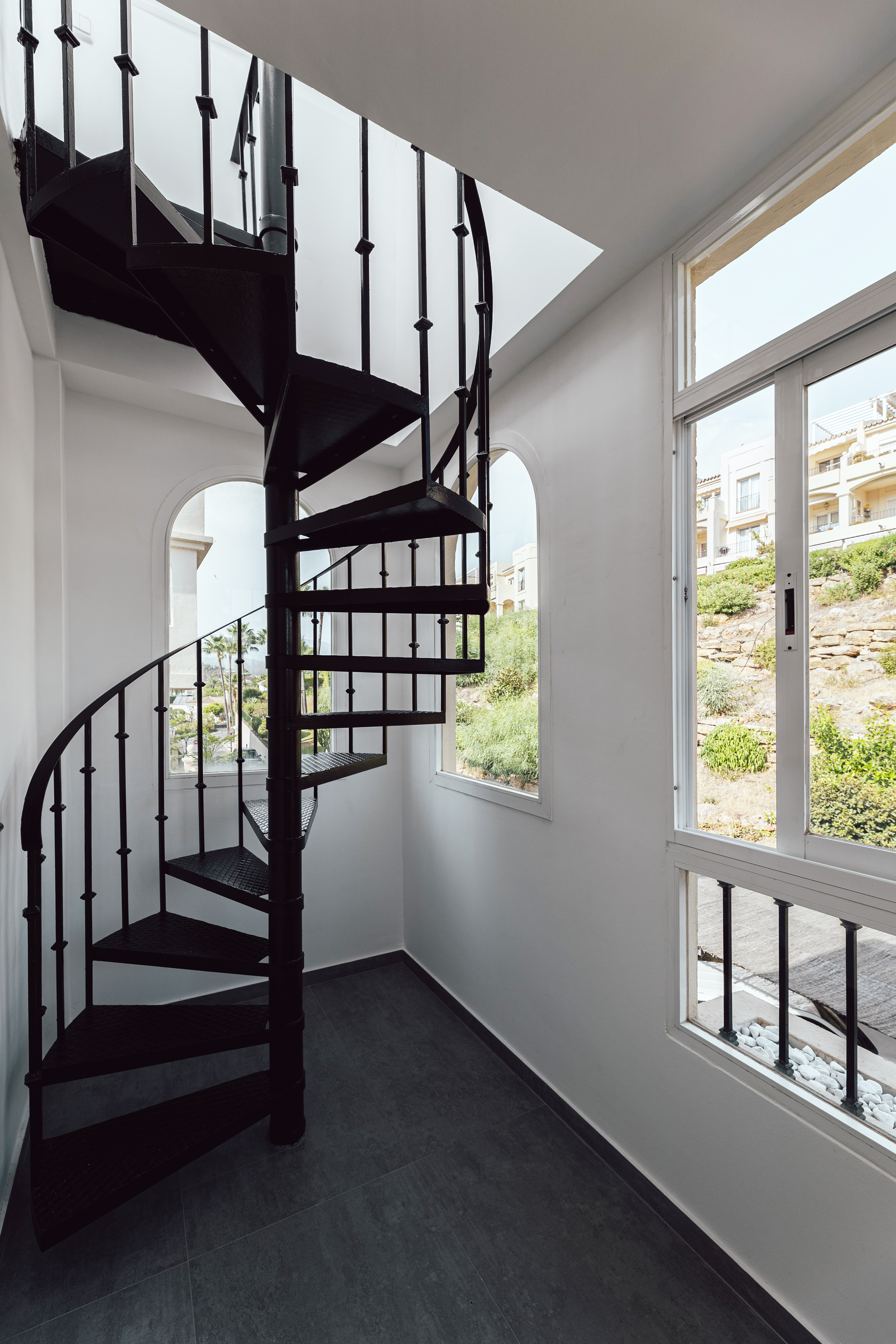 Modern 3-Bedroom Apartment with Rooftop and Sea Views