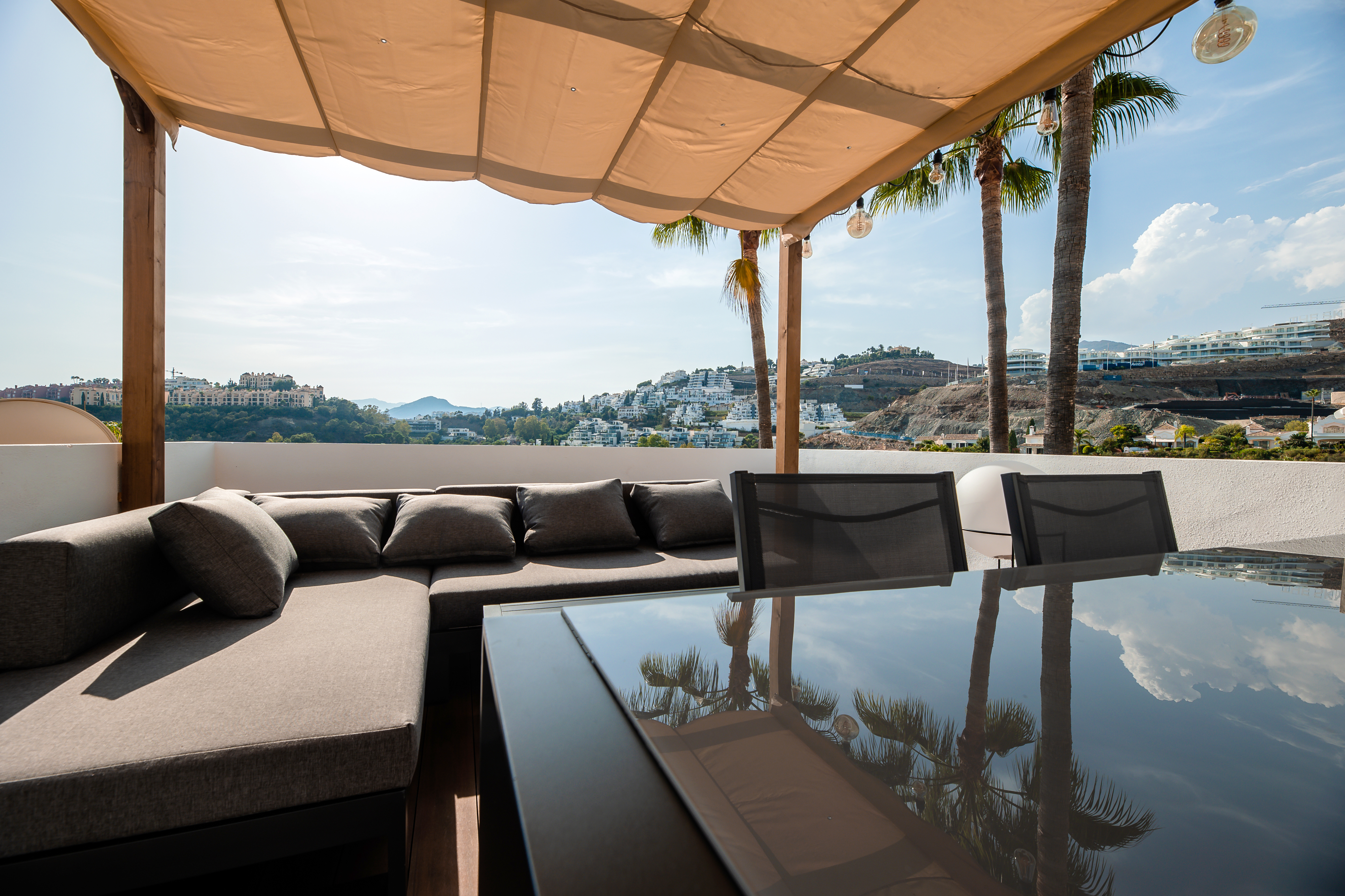 Modern 3-Bedroom Apartment with Rooftop and Sea Views