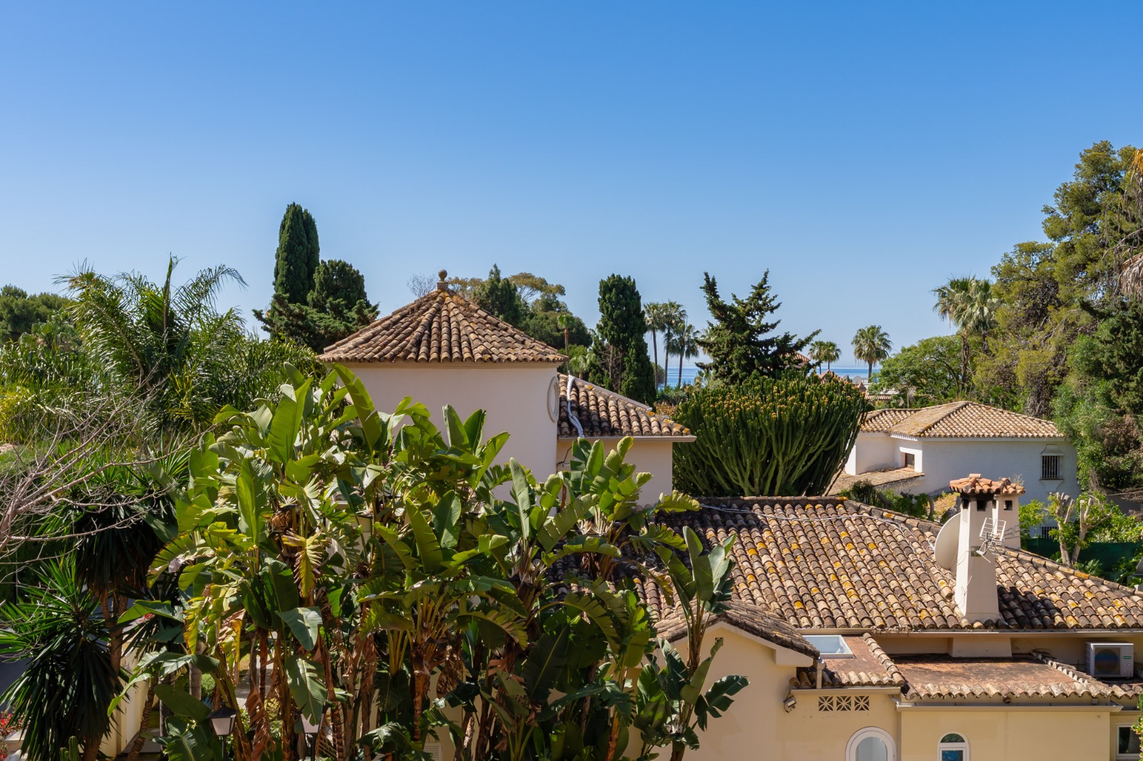 Elegant Duplex with Spacious Terraces and a Relaxed Coastal Lifestyle