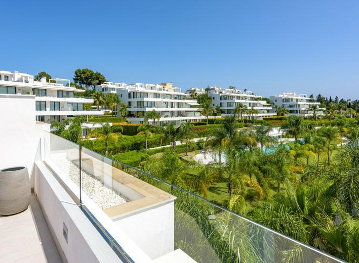 Luxury Penthouse with Rooftop Solarium and Mountain Views in El Paraíso, Estepona