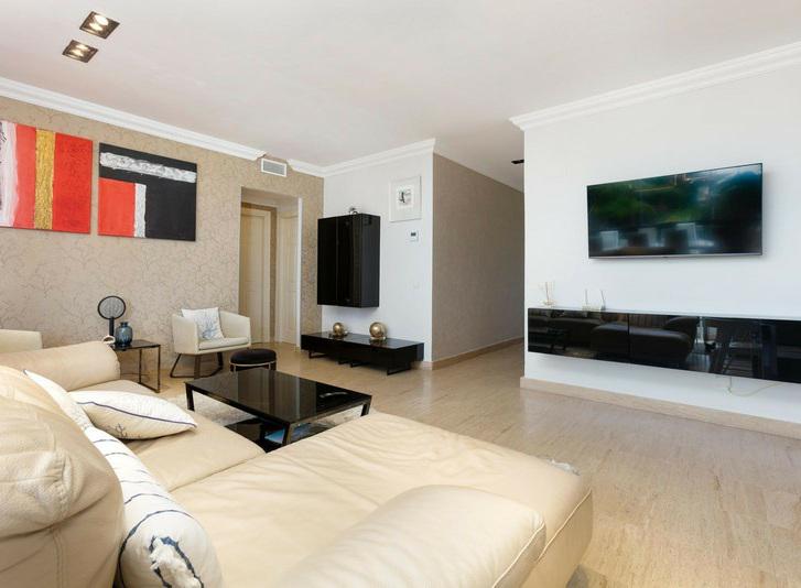 Stylish Ground Floor Apartment Steps from the Sea – Cancelada