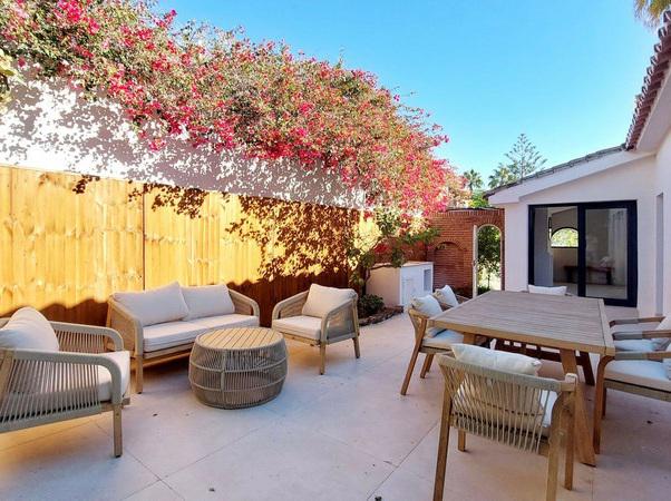 Stunning Renovated Villa with Pool and Tourist License