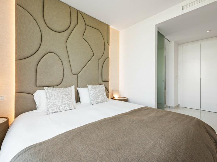 Luxury Penthouse with Rooftop Solarium and Mountain Views in El Paraíso, Estepona
