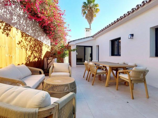 Stunning Renovated Villa with Pool and Tourist License