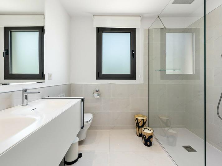 Luxury Penthouse with Rooftop Solarium and Mountain Views in El Paraíso, Estepona