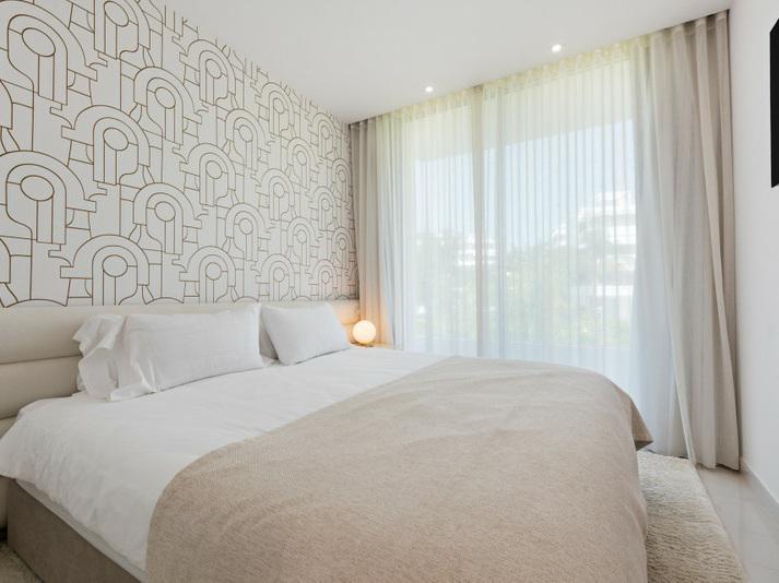 Luxury Penthouse with Rooftop Solarium and Mountain Views in El Paraíso, Estepona