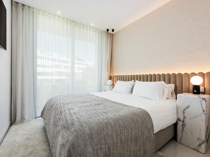 Luxury Penthouse with Rooftop Solarium and Mountain Views in El Paraíso, Estepona