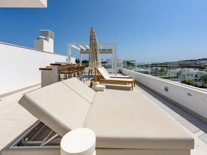 Luxury Penthouse with Rooftop Solarium and Mountain Views in El Paraíso, Estepona