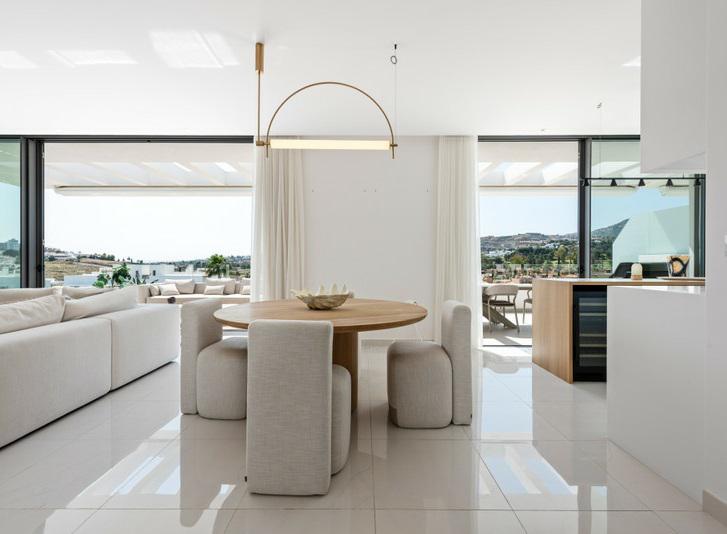 Luxury Penthouse with Rooftop Solarium and Mountain Views in El Paraíso, Estepona