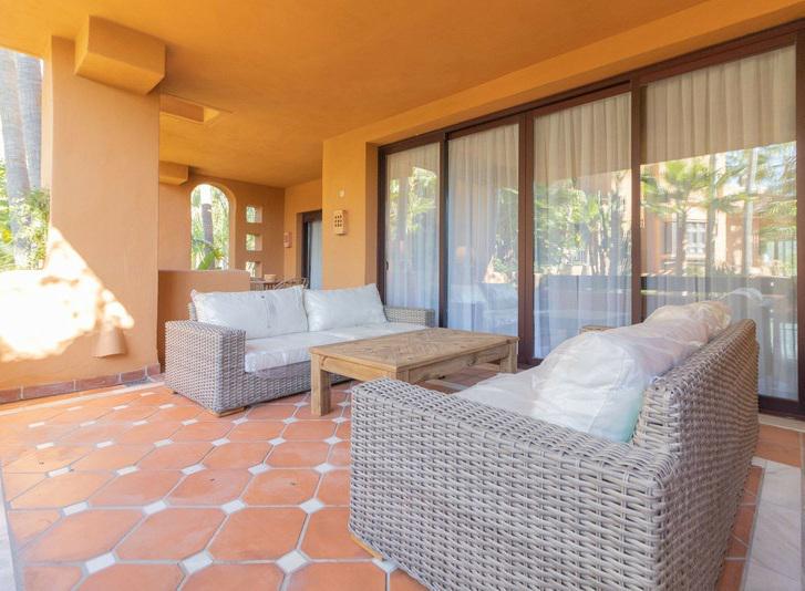 Elegant Apartment with Fireplace & Double Parking Nueva Andalucía