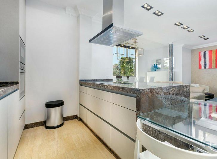 Stylish Ground Floor Apartment Steps from the Sea – Cancelada