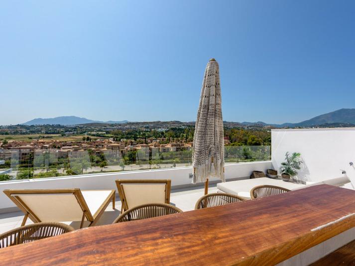 Luxury Penthouse with Rooftop Solarium and Mountain Views in El Paraíso, Estepona