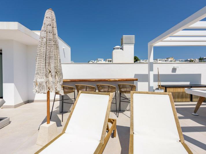 Luxury Penthouse with Rooftop Solarium and Mountain Views in El Paraíso, Estepona