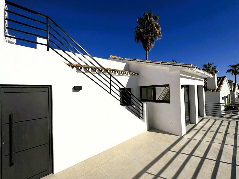 Stunning Renovated Villa with Pool and Tourist License