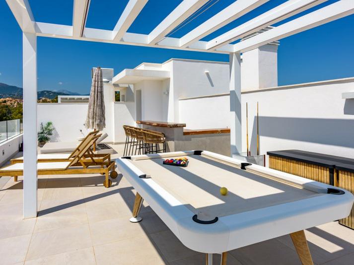 Luxury Penthouse with Rooftop Solarium and Mountain Views in El Paraíso, Estepona