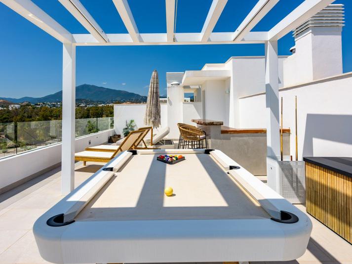 Luxury Penthouse with Rooftop Solarium and Mountain Views in El Paraíso, Estepona