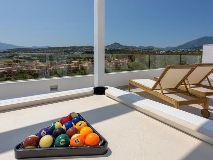 Luxury Penthouse with Rooftop Solarium and Mountain Views in El Paraíso, Estepona
