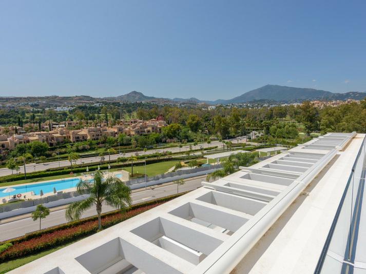 Luxury Penthouse with Rooftop Solarium and Mountain Views in El Paraíso, Estepona