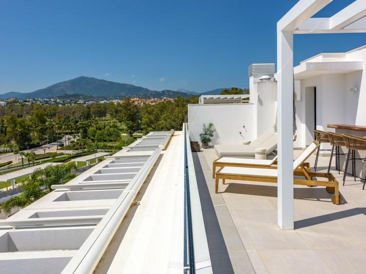Luxury Penthouse with Rooftop Solarium and Mountain Views in El Paraíso, Estepona
