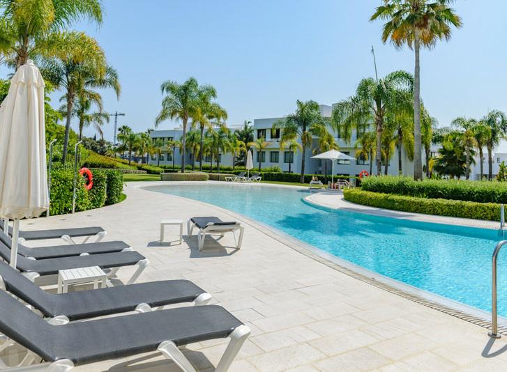 Luxury Penthouse with Rooftop Solarium and Mountain Views in El Paraíso, Estepona