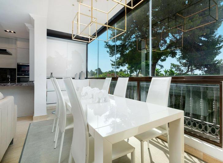 Stylish Ground Floor Apartment Steps from the Sea – Cancelada