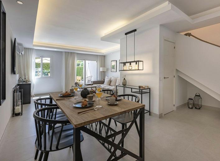 Elegant Renovated Townhouse in Aloha – Sophisticated Living in the Heart of Nueva Andalucía