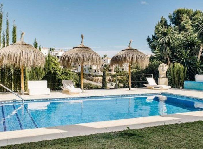 Elegant Andalusian Villa with Heated Pool on La Resina Golf, Selwo