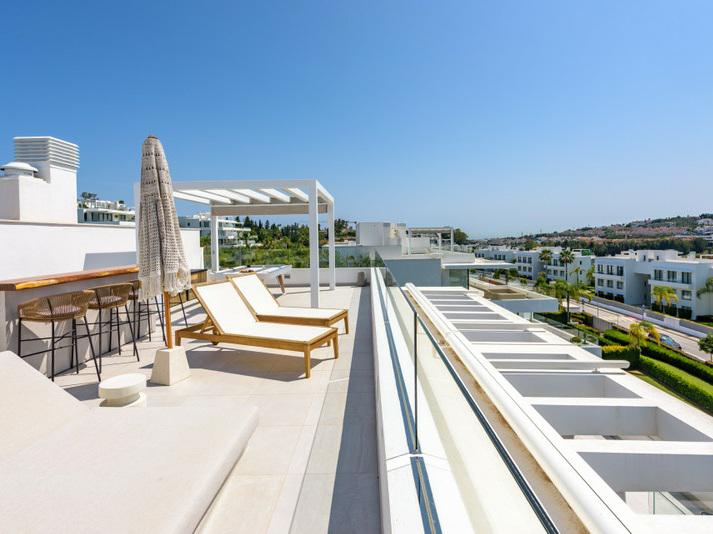 Luxury Penthouse with Rooftop Solarium and Mountain Views in El Paraíso, Estepona