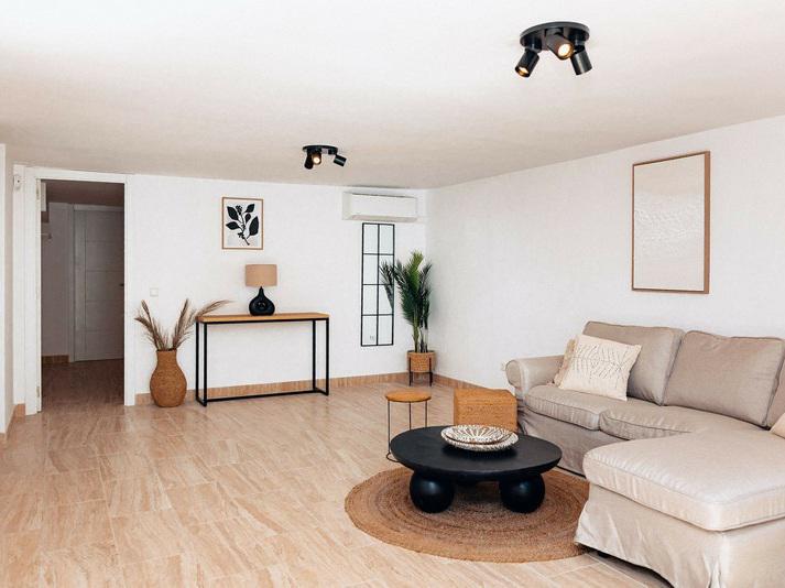 Stunning Renovated Villa with Pool and Tourist License