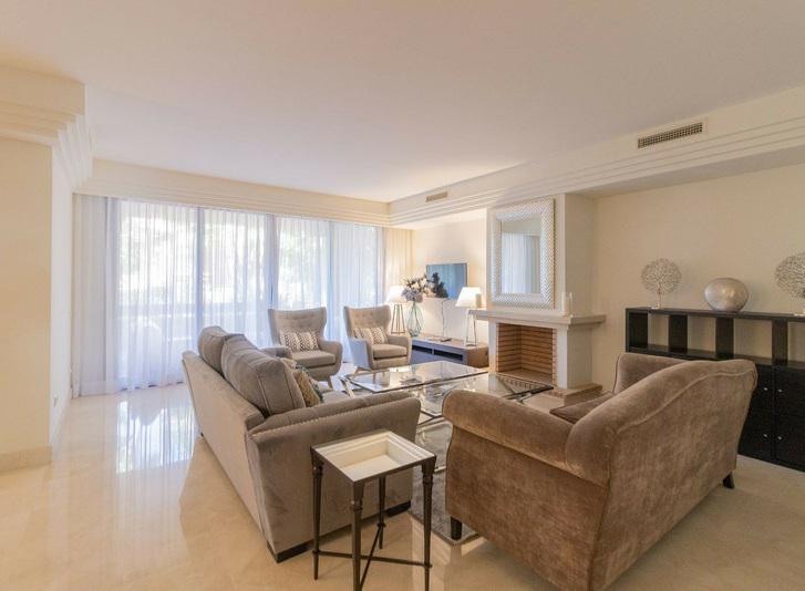 Elegant Apartment with Fireplace & Double Parking Nueva Andalucía