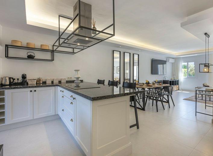Elegant Renovated Townhouse in Aloha – Sophisticated Living in the Heart of Nueva Andalucía