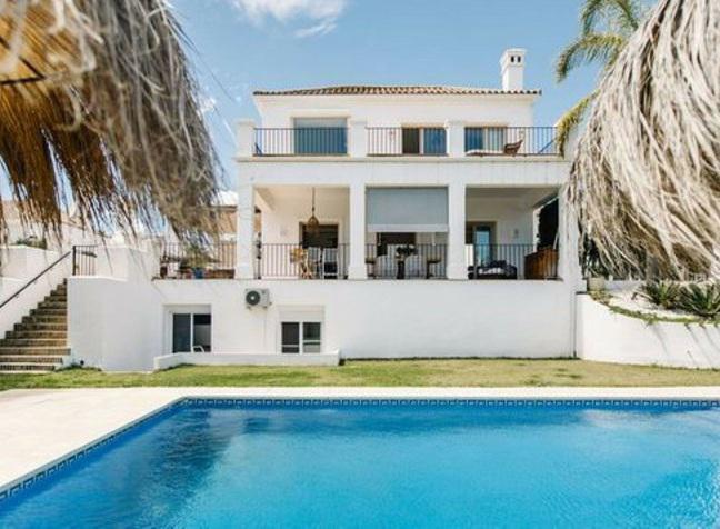 Elegant Andalusian Villa with Heated Pool on La Resina Golf, Selwo