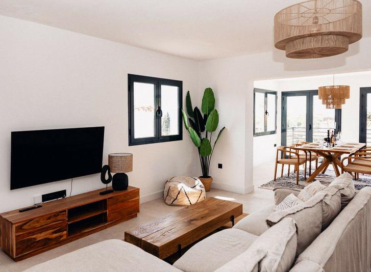 Stunning Renovated Villa with Pool and Tourist License
