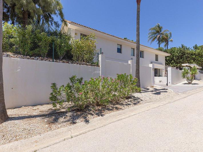 Exceptional Villa for Long-Term Rent in Sotogrande Alto Elegant, Spacious and Private