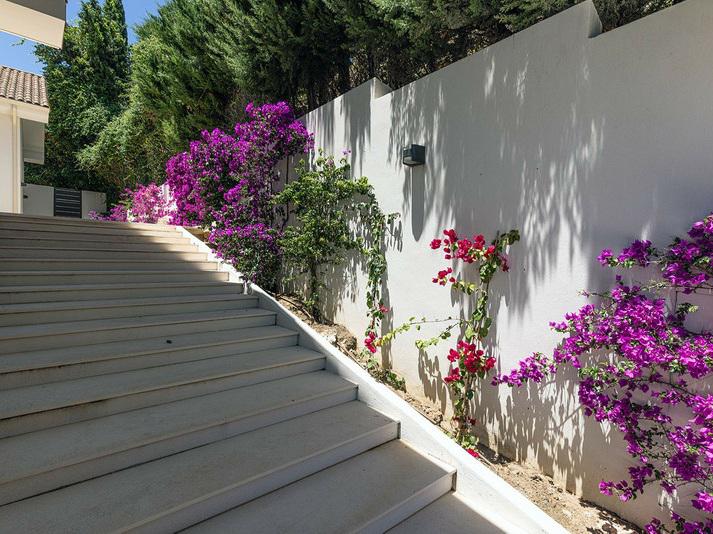 Exceptional Villa for Long-Term Rent in Sotogrande Alto Elegant, Spacious and Private