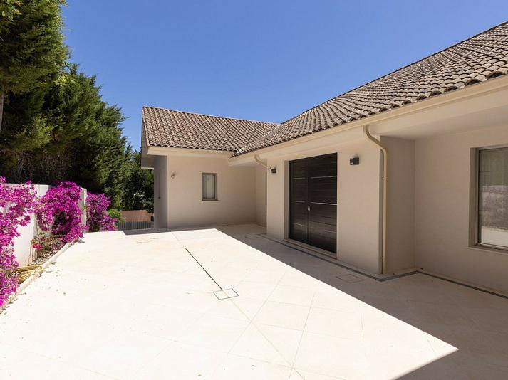 Exceptional Villa for Long-Term Rent in Sotogrande Alto Elegant, Spacious and Private