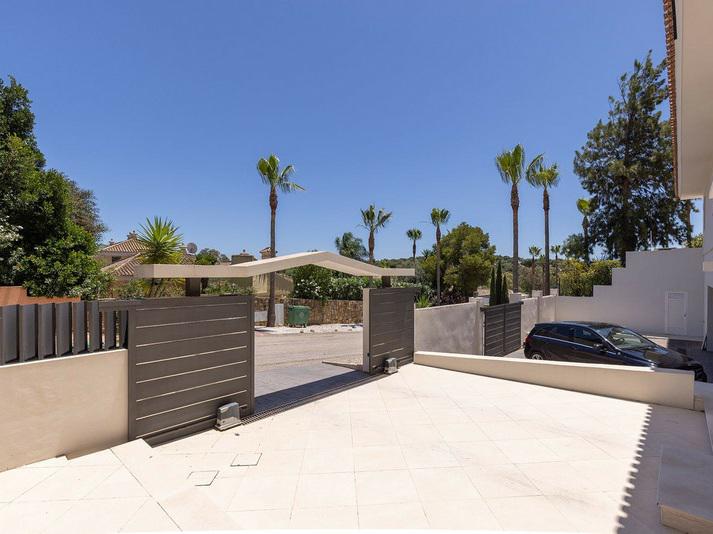 Exceptional Villa for Long-Term Rent in Sotogrande Alto Elegant, Spacious and Private