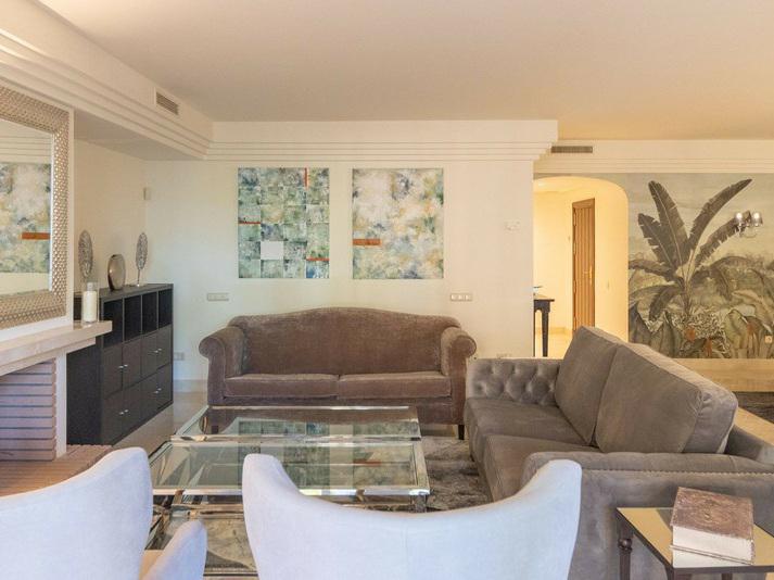 Elegant Apartment with Fireplace & Double Parking Nueva Andalucía