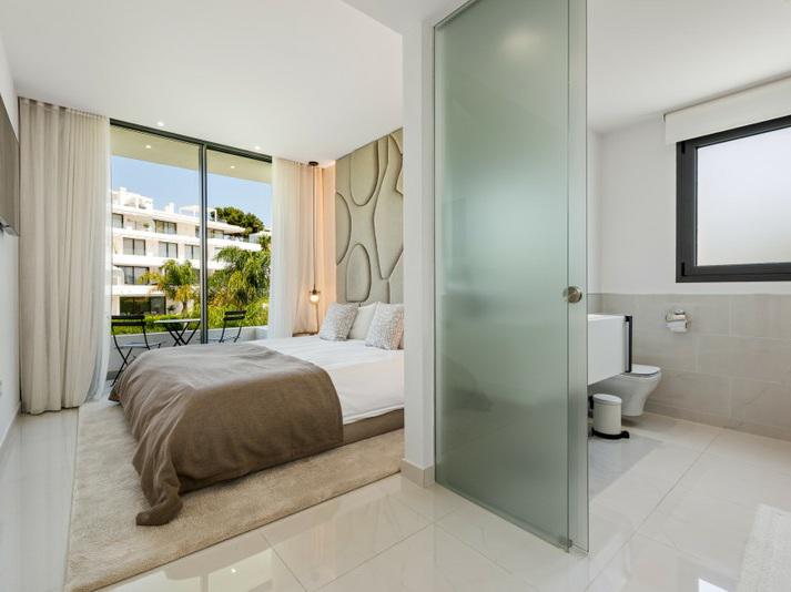 Luxury Penthouse with Rooftop Solarium and Mountain Views in El Paraíso, Estepona