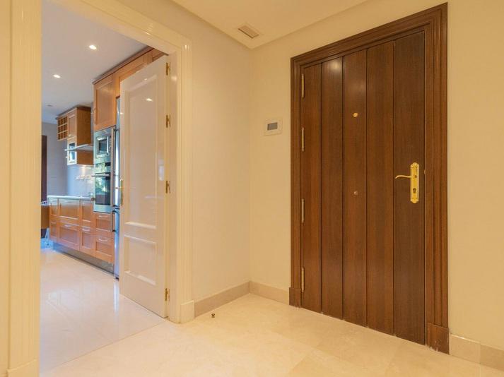 Elegant Apartment with Fireplace & Double Parking Nueva Andalucía