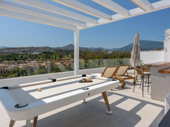 Luxury Penthouse with Rooftop Solarium and Mountain Views in El Paraíso, Estepona